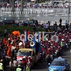 500 Buruh Mulai Penuhi Jalan di Depan Istana Merdeka 