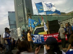 Buruh di Bundaran HI Berjoged Diiringi Lagu Iwak Peyek, Lalin Padat