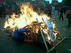 Massa Buruh di Seberang Istana Bubar, Jalan Medan Merdeka Utara Dibuka