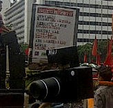 Peringati Hari Buruh, Jurnalis Usung Ogoh-ogoh Gurita