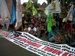 Pendemo Intimidasi Calon Penumpang Pesawat di Polonia