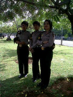 30 Polwan Cantik Berjaga di Istana Hadapi Buruh