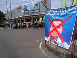 Buruh Solo Blokir Jalan dan Coreti Foto SBY