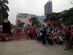 500-an Buruh Tangerang Tutup Dua Ruas Jalan