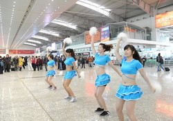 Cihui! Cheerleader Menghibur Penumpang Pesawat yang Delay