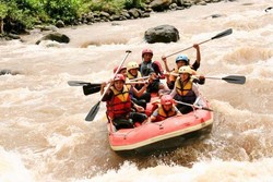 Serunya Basah-basahan Saat Arungi Jeram Sungai Serayu