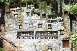 Tao-tao, Patung-patung Penghias Makam Batu Lemo Toraja