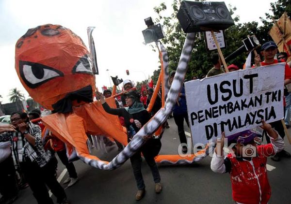 Demo Buruh dari Gurita, Pocong hingga Nenek Joget