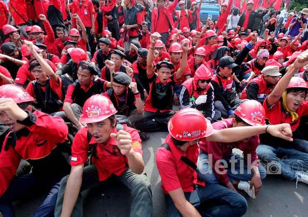 Ribuan Buruh Kuasai Jalanan Depan Istana