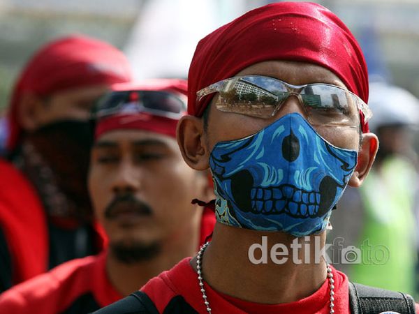 Peralatan Wajib Demo Buruh