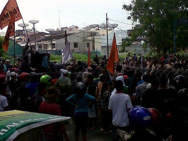 Pendemo Coba Blokir Pintu Masuk Bandara Polonia