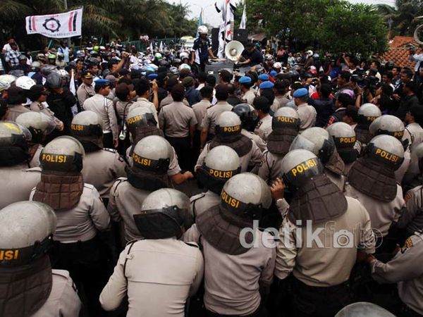 Dihadang Polisi, Buruh Gagal Tembus Bandara Soeta