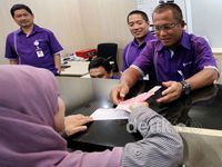 Direktur Bank Muamalat Layani Nasabah