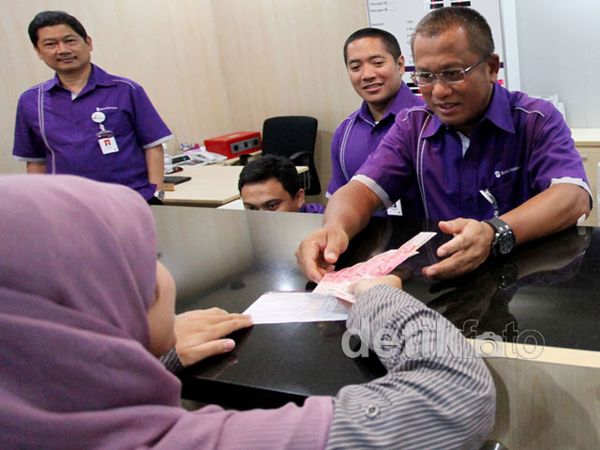 Direktur Bank Muamalat Layani Nasabah