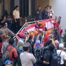 Kantor BP Migas Disegel Mahasiswa dan Buruh