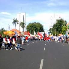 Buruh Kembali Kuasai Jalan di Depan Gedung Grahadi