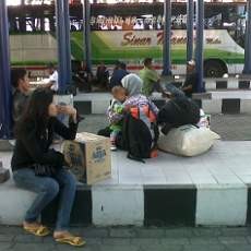 Calon Penumpang Bus di Terminal Oso Wilangun Kleleran