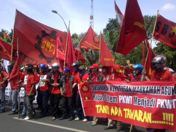 Buruh Surabaya Juga Turun ke Jalan