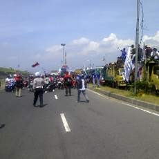 Jalan Raya Porong Diblokir Buruh Pasuruan