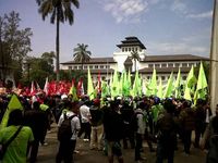 Gedung Sate Disatroni Ratusan Buruh