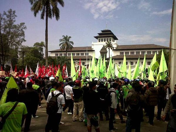 Gedung Sate Disatroni Ratusan Buruh