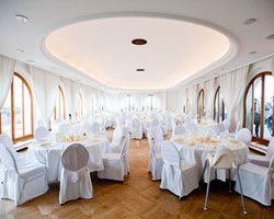 Pesta Nikah ala Pejabat: Sulap Lantai Hotel & Renovasi Museum