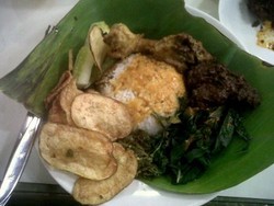 Lamaknyo, Nasi Hangat Berlauk Ayam Bakar Manis Plus Rendang 