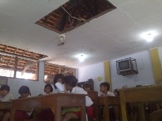 Atap Kelas Rusak, Siswa SD di Semarang Was-was 