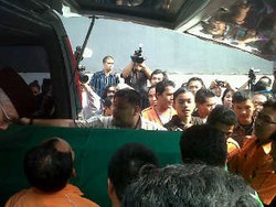  Anak Datang dari Swiss, Jenazah Mantan Menkes Dimandikan 