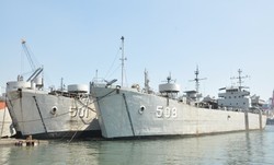 Empat Kapal Perang Landing Ship Tank Milik TNI AL Dipensiunkan