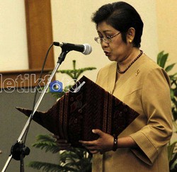 Setelah Jadi Menkes, Endang Sekolahkan 3 PRT-nya