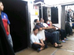 Ada Gangguan Listrik, Kereta di Stasiun Manggarai Tertahan