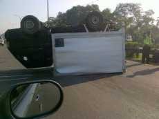 Mobil Terbalik di KM 12 Tol Cibubur, Sempat Macet 3 Km