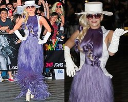 Lady Gaga Pakai Gaun Rambut Jelang Konser di Hong Kong