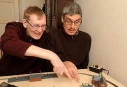 Pria Usia 42 & 39 Tahun Bertingkah Seperti Bayi Karena Penyakit Langka