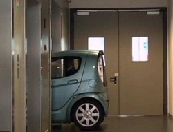 Mobil Kecil Ini Bisa Masuk Lift