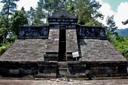 Mr P dan Piramida di Candi Cetho