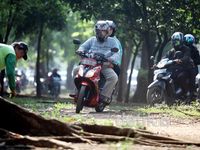 Hindari Macet Jalur Hijau Pun Diterjang