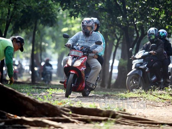 Hindari Macet Jalur Hijau Pun Diterjang