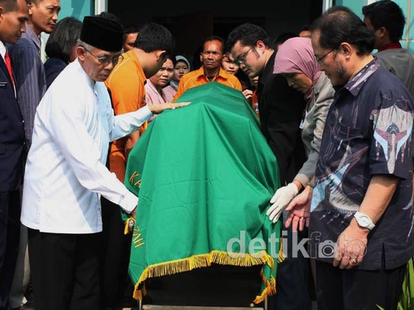 Jenazah Menkes Endang Rahayu Dibawa dari RSCM