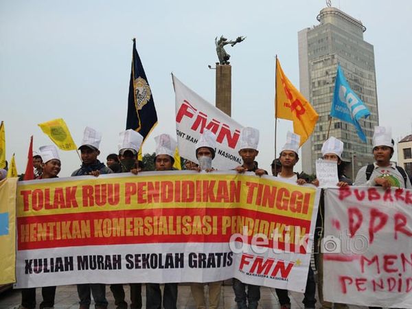 Hardiknas, Pendemo Minta Kuliah Murah