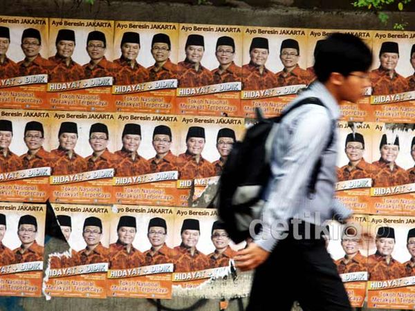 Poster Cagub Jajah Tembok Jalan Raya