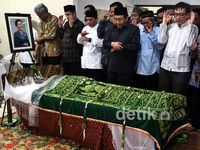 Jenazah Mantan Menkes Disalatkan
