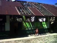 Sekolah Rusak, Siswa Belajar di Rumah Penduduk