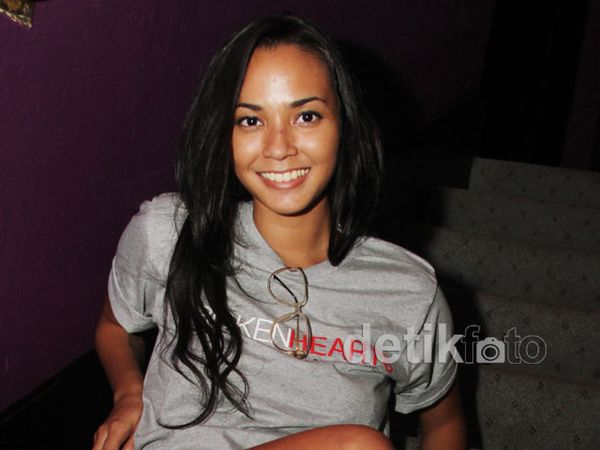 Kaki Jenjang Si Hitam Manis Reynavenzka