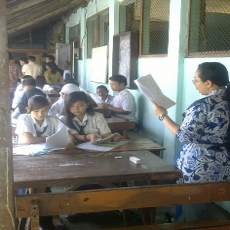 Bangunan Reot, Pelajar Mengeluh Harus Belajar di Teras Sekolah