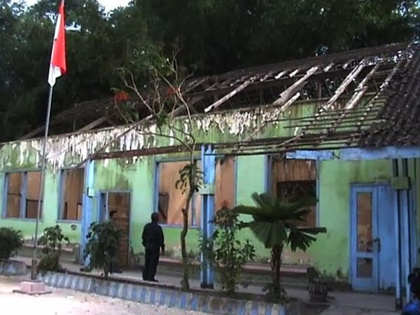 4 Ruang Belajar Ambrol, Siswa Belajar di WC dan Masjid