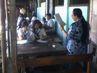 Bangunan Reot, Siswa Belajar di Teras Sekolah