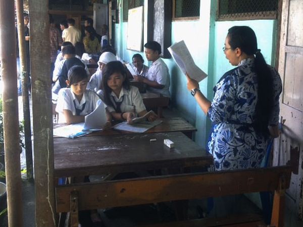 Bangunan Reot, Siswa Belajar di Teras Sekolah