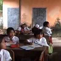 Atap Kelas Ambrol, Siswa Harus Belajar di Dekat WC